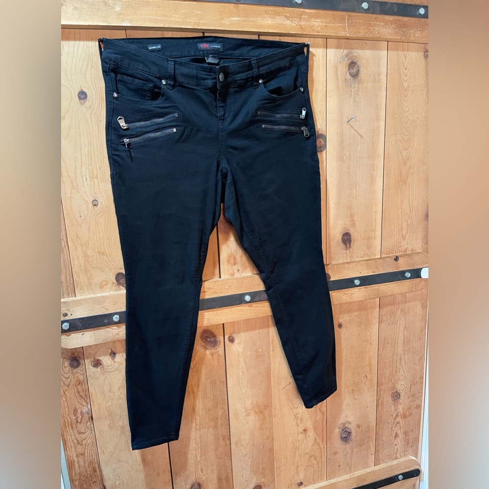 Torrid size 14 black skinny jeans stretch with stylish zippers in front .